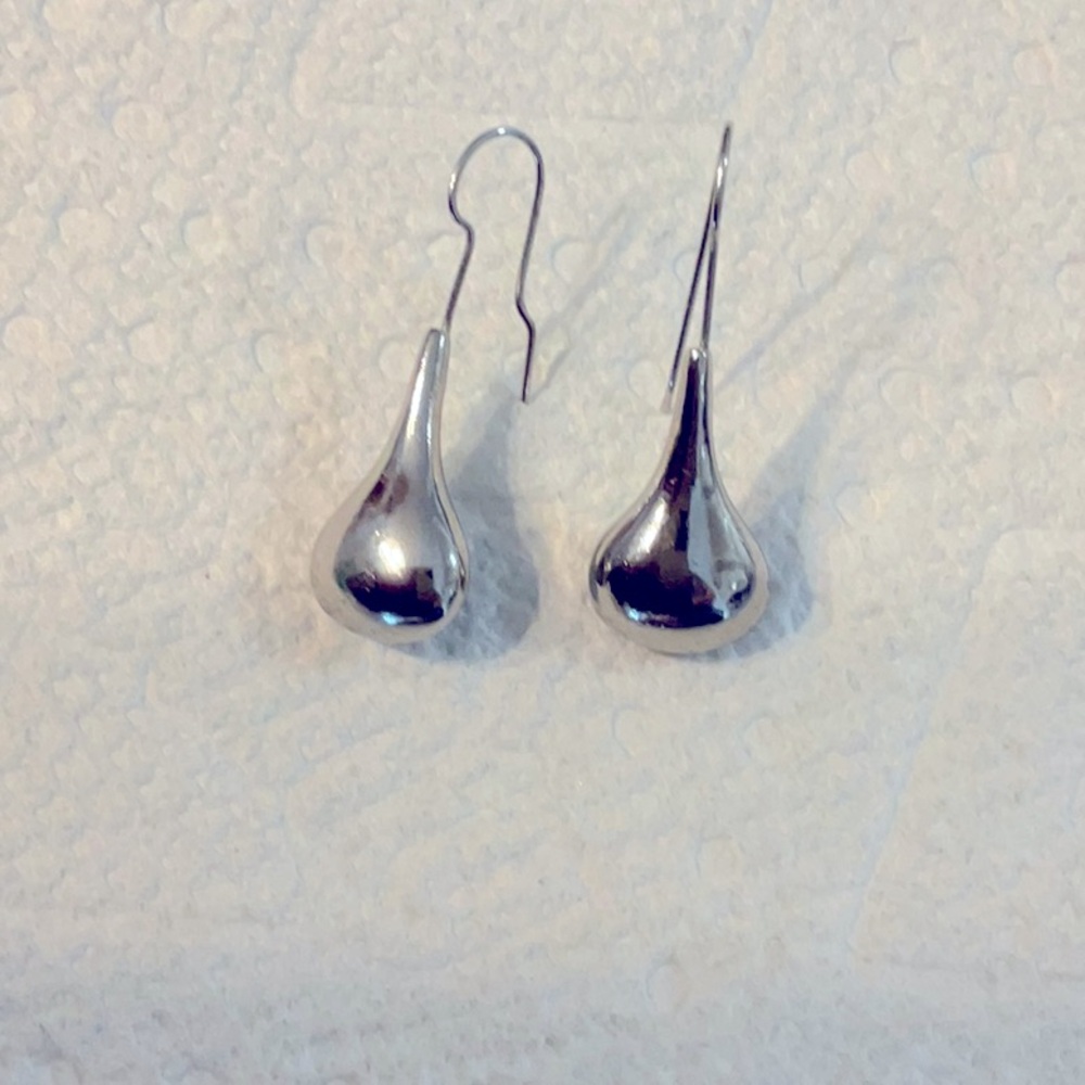 Silver plated drop earrings that are about 1 1/2 inches long. Great condition.